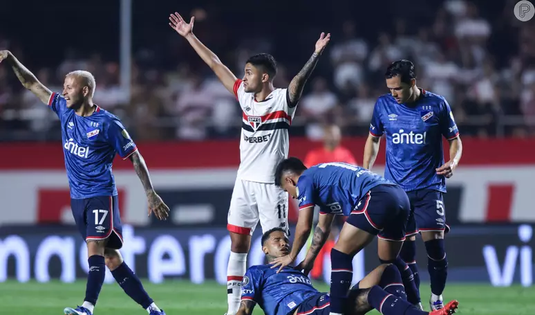 Veja o víde0 do momento que jogador morre em campo após desmaiar em jogo contra o São Paul…veja o vídeo