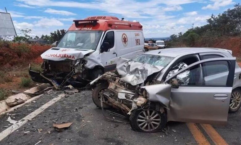 Ambulância do Samu sofre acidente prestando socorro e vitimas são arremessadas ao p… Ver mais