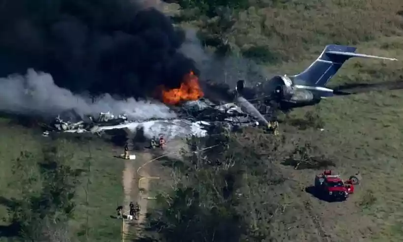 Avião acaba de cair em cima de casas perto do aeroporto e mortes são confirm… Ver mais