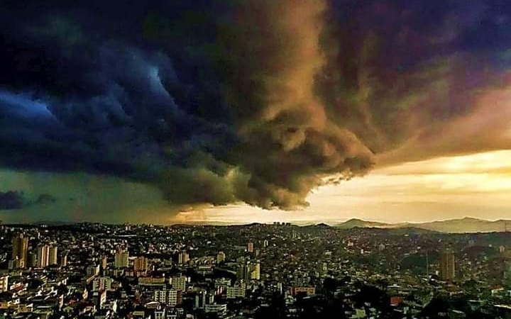 Tempestade extremamente perig0sa deve atingir o Sudeste nas próximas horas o Br…Ver mais