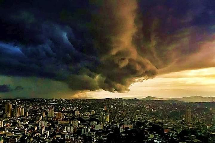 Tempestade extremamente perig0sa deve atingir o Sudeste nas próximas horas o Br…Ver mais