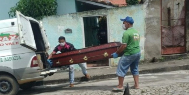 Família não permite que mulher seja enterrada, guarda caixão em sua casa e o moti…Ver mais