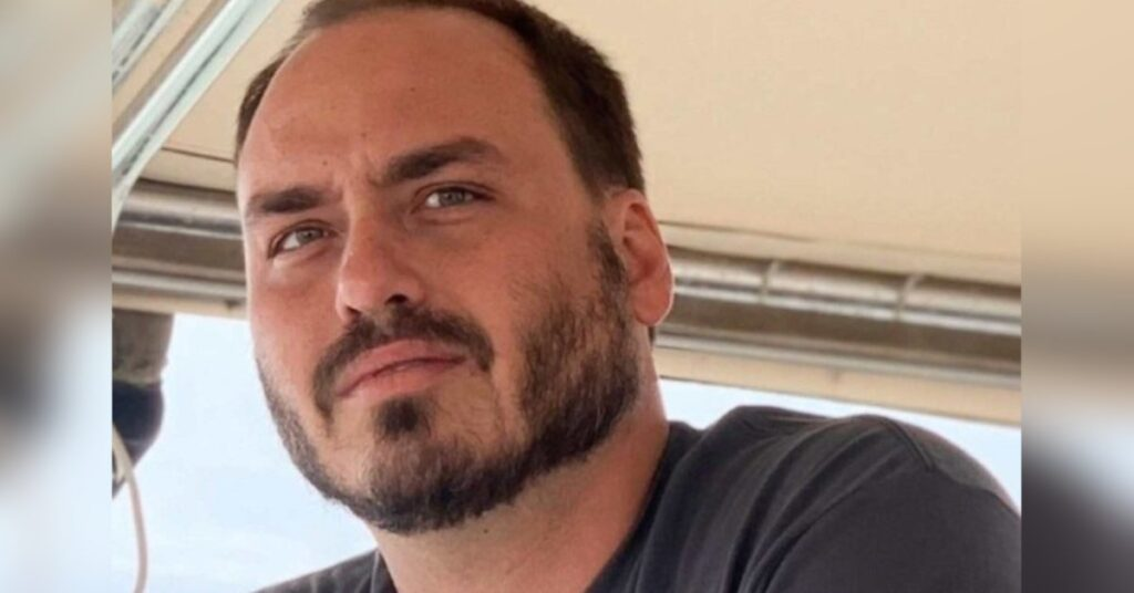 BOMBA: Filho de Bolsonaro Afirma Ter Sido Violentad0 Pel0 Seu Própri0…Ver mais