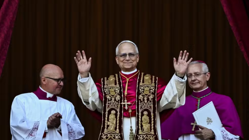 Louvado seja Nosso Senhor Jesus Cristo!, Novo Papa é escolhid… Ver mais