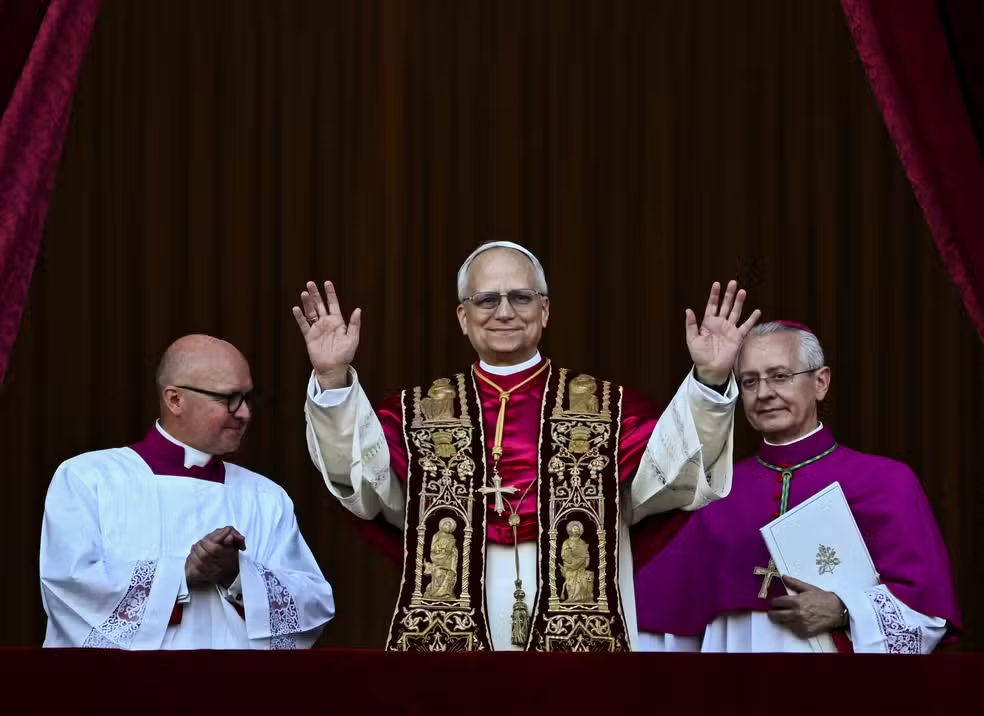 Louvado seja Nosso Senhor Jesus Cristo!, Novo Papa é escolhid… Ver mais