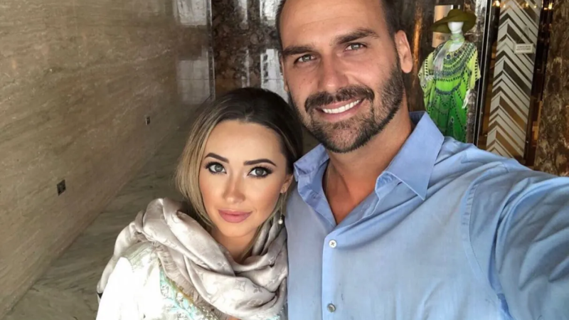 Urgente:Eduardo Bolsonaro e a esposa acaba de ser pre…ver mais