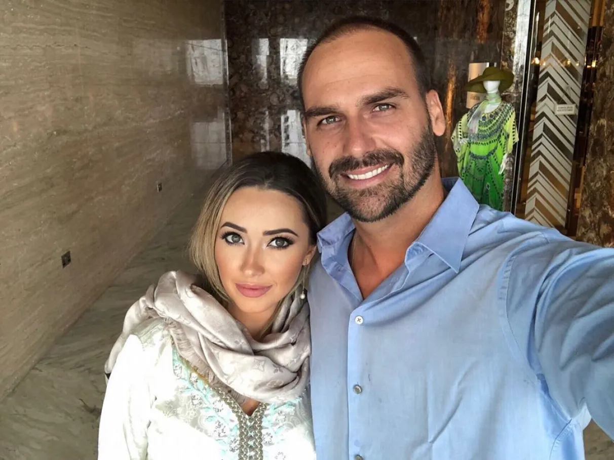 Urgente:Eduardo Bolsonaro e a esposa acaba de ser pre…ver mais
