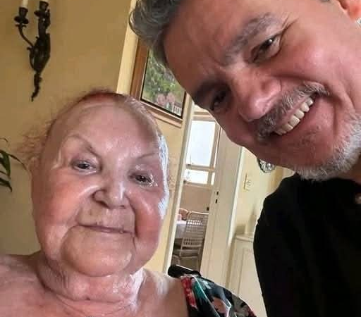 Ator Cássio Gabus Mendes com sua namo…Ver mais