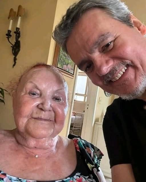 Ator Cássio Gabus Mendes com sua namo…Ver mais