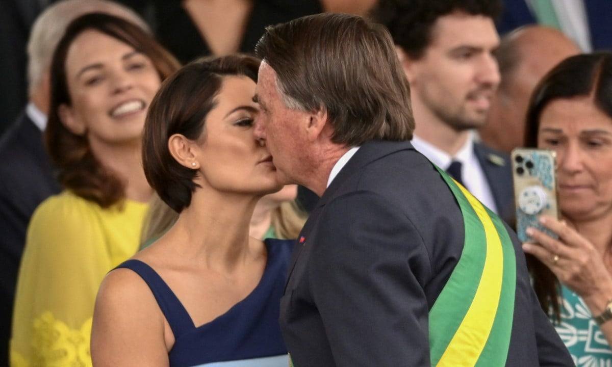 Em áudio, Michelle diz que Bolsonaro é um vag…ver mais