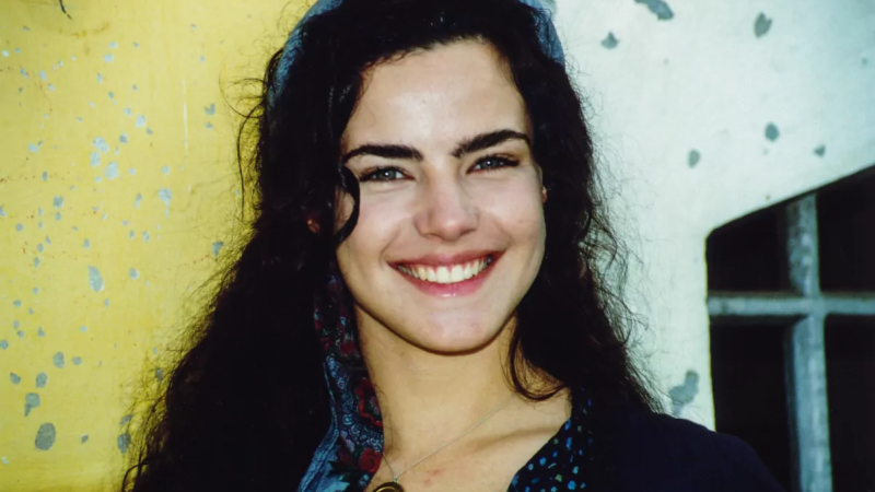 Ana Paula Arósio reaparece aos 49 anos, ela está com câ…Ver mais