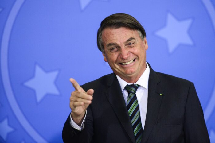 Esta foi a atitude de Bolsonaro na madrugada, horas antes de ser preso…Ver mais