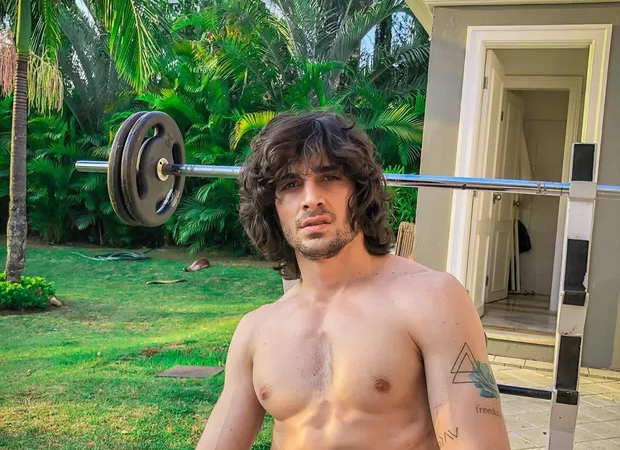 Fiuk se livra do peso de ser filho de Fábio Jr e faz o pai cho…Ver mais