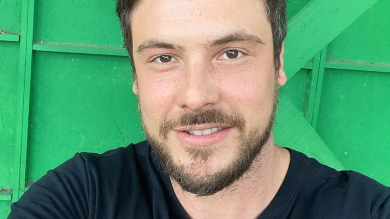 Nesta manhã Sérgio Guizé acaba de ser encon …Ver mais