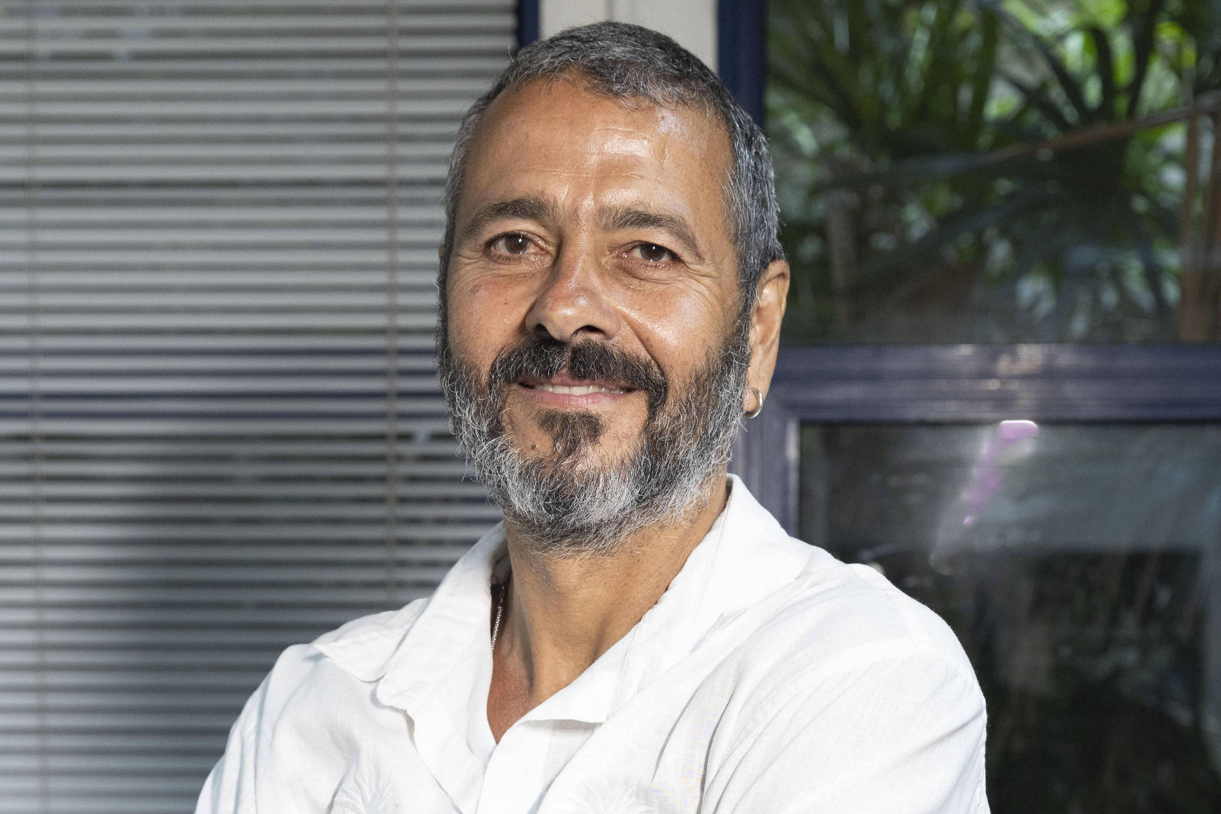 Discreto, Marcos Palmeira vive casamento de nove anos com apresen…Ver mais