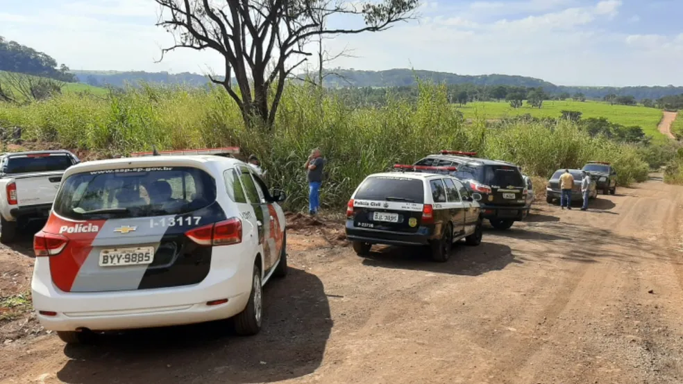 6 cor.pos de mulheres são deixados em carro na Estrada dos Bol….ver mais