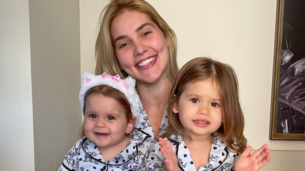 Virgínia perde a guarda da criança ao tentar levar elas par…Ver Mais