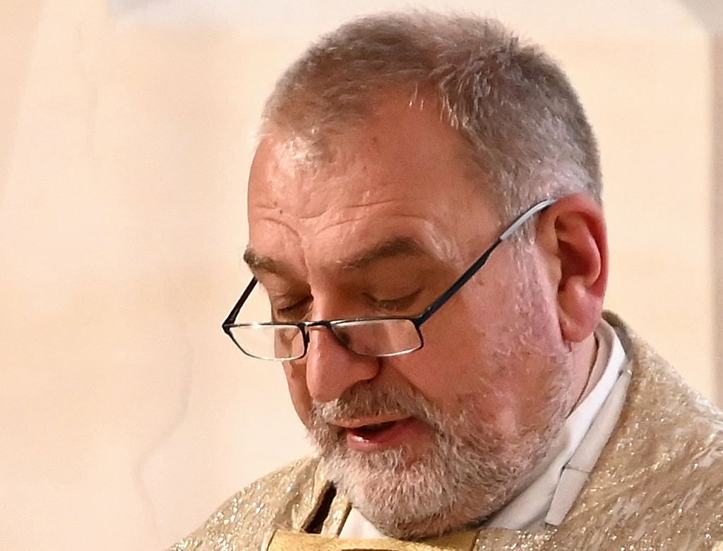 Querido Padre M0rre Durante Santa M!ssa Após Ca…Ver mais