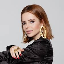 Sandy anuncia que está grávida do próprio i… Ver mais