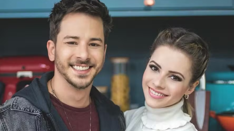 Sandy e Junior Revelam enfim o rosto do bebê, Após Pole…Ver mais