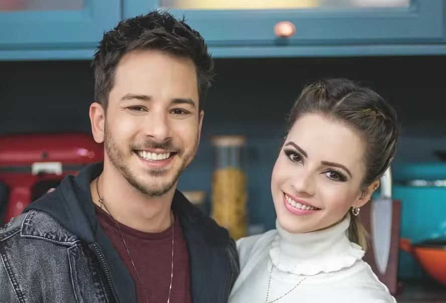 Sandy e Junior Revelam enfim o rosto do bebê, Após Pole…Ver mais